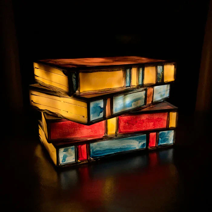 Aurielis Buchlampe aus Glas – Stimmungsvolle Beleuchtung mit dekorativem Charakter - Image 2