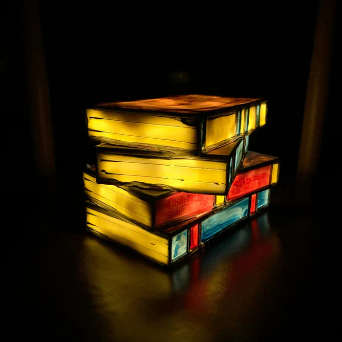 Aurielis Buchlampe aus Glas – Stimmungsvolle Beleuchtung mit dekorativem Charakter - Image 3