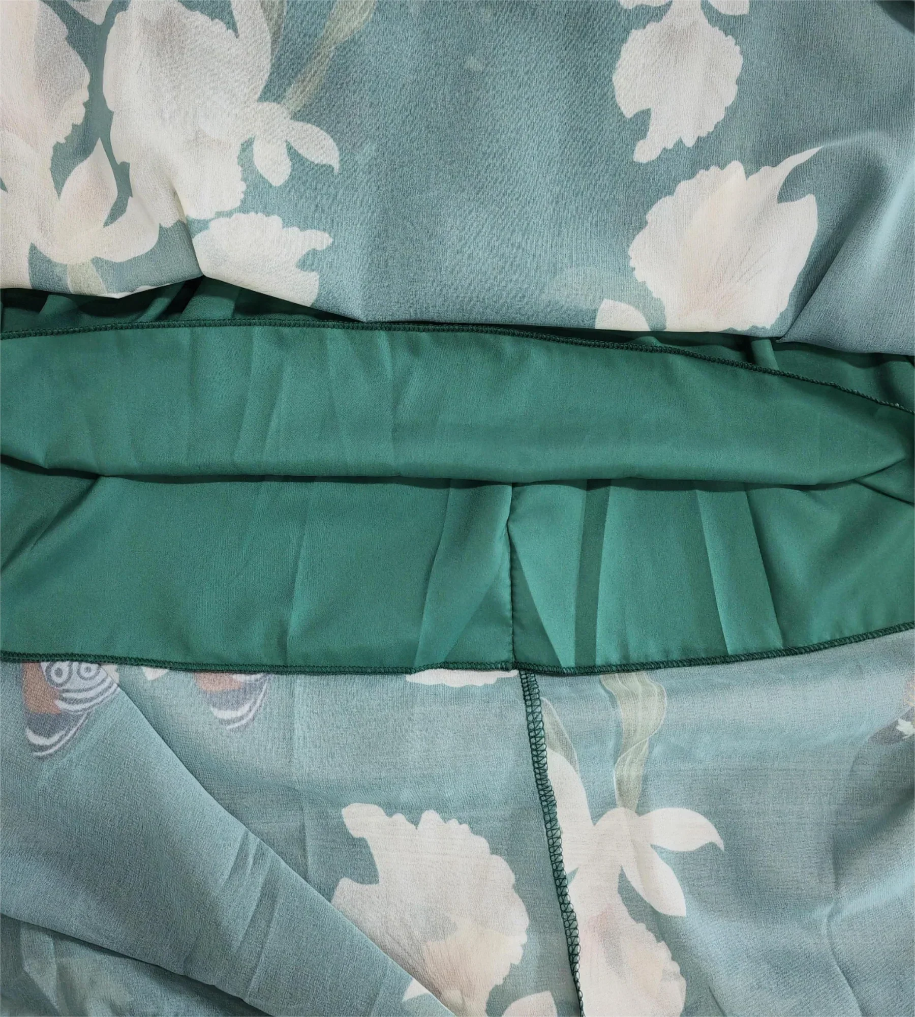 Velmira Maxikleid mit Blumenmuster und V-Ausschnitt – langärmeliges Kleid in A-Linien-Form - Image 6