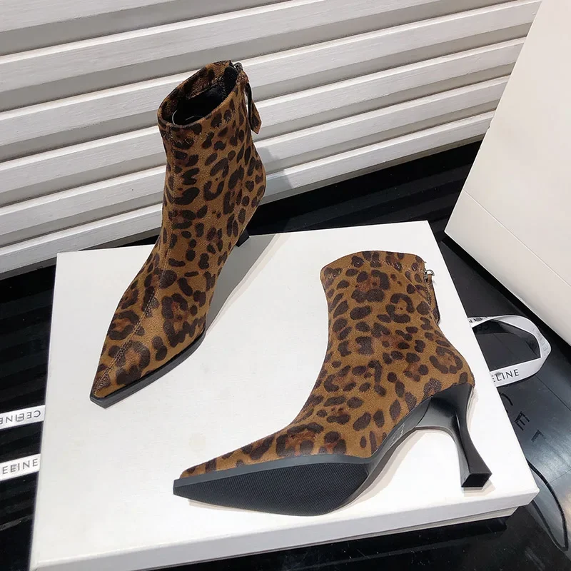 Velmora Damen Ankle Boots mit spitzer Form und hohem Absatz - Image 3
